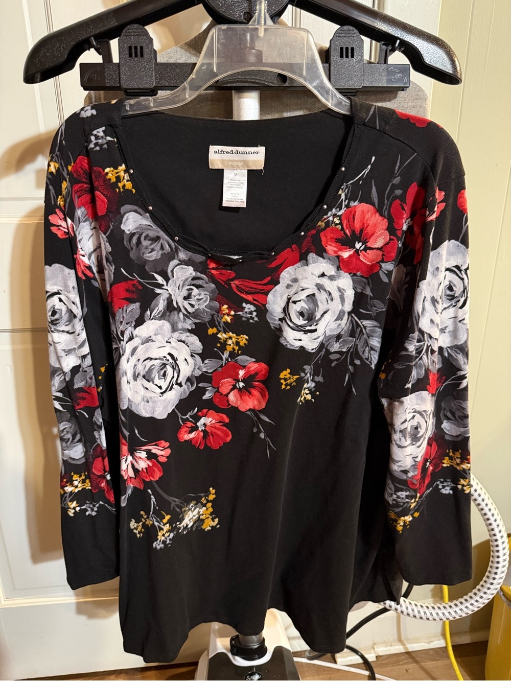 Alfred Dunner Black Floral Scoop Neck Top - Red & White Flowers 95% cotton 3x